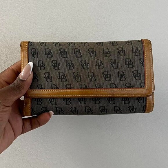 Dooney And Bourke wallet - Picture 1 of 8
